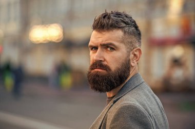 Sakallı iş adamı dış mekan portresi, fotokopi alanı. Sokak tarzı giyinen sakallı adam. Şehirdeki iş adamı. Şehir sokağında iş adamıyla. Erkek tarzı. Sıradan iş tarzında şık bir adam..