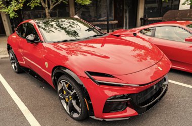 Chicago, Illinois - 29 Eylül 2024 Ferrari Purosangue kırmızı renk. Ferrari Purosangue SUV sokağa park etmiş. Köşeden bak. Şatoda lüks Ferrari Purosangue