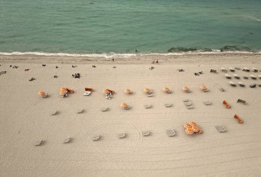 Cennette yaz tatili. Yazın deniz kenarında tatil. Deniz, plaj şemsiyesi altında rahatlar. Denize açılın. Kristal berrak turkuaz suyla kumsalın havadan görünüşü. Kumsal güneşinin tadını çıkarıyorum.