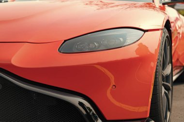 Chicago, Illinois, ABD - 08 Eylül 2024 Aston Martin Vantage coupe, ön manzara. Aston Martin Vantage. Üstü açık Aston Martin Vantage turuncu araba