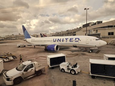 Chicago, Illinois, ABD - 07 Kasım 2024: United Airlines uçağı havaalanından kalkıyor. Havaalanı terminali ve arabalar yükleniyor. United Havayolları 'nın uçağı geldi. Havalimanına varış ve kalkış.