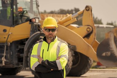 Denetmen mühendis. İnşaat alanında çalışan bir işçi. İnşaat müdürü. İnşaatçı adam. Kasklı bir işçi. İnşaatta sanayi işçisi. İnşaat mühendisi inşaat alanında. İnşaat mühendisliği.