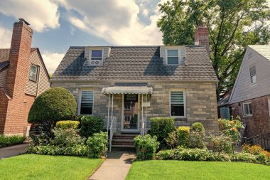 Banliyö ev mimarisi. Konut arazisi olan bir banliyö. Banliyö mahallesi. Özel aile malı. Evin dış mimarisi. Banliyö bölgesinde özel bir ev. Konut binası.