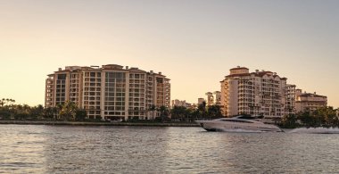 Fisher Adası 'nda lüks bir yat teknesi. Yaz tatili. Fisher Adası konut binası ve lüks yat teknesi. Sürat teknesi Fisher Adası, Miami 'den geçiyor. Miami mimarisi, Florida. Turistik dönüm noktası.
