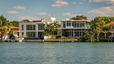 Yaz tatili. Lüks liman otel binası. Yaz tatili. Lüks yerleşim alanı olan bir manzara. Sahil kıyısında bir apartman dairesi. Rıhtım manzaralı bir ev. Lüks bir tatil..