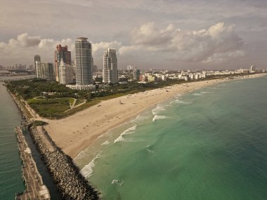 Miami 'nin güney sahili. South Beach 'in şehir manzarası. Lüks bir manzara. Florida Panoraması. Miami 'nin gökdelen mimarisi. Miami sahili manzaralı hava manzarası. Hava Miami gökdelen simgesi.