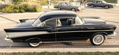 Park Ridge, Illinois, ABD - 22 Ağustos 2024 Chevrolet Bel Air 'in siyah arabası. 1957 Chevy Bel Air. Otomobil fuarında park etmiş siyah bir araba. Chevrolet Bel Air retro araba.