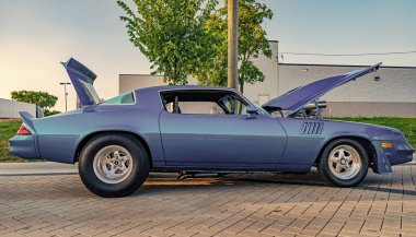 Park Ridge, Illinois, ABD - 22 Ağustos 2024: Chevy Camaro açık hava. Otomobil fuarında açık motorlu Retro elektrikli mavi araba, yan görüş. Chevrolet Camaro Z28 eski model araba. Chevrolet Camaro Z28 'in mavi arabası..