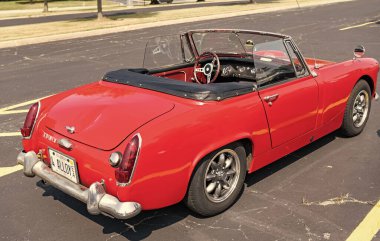 Chicago, Illinois, ABD - 08 Eylül, 2024 - 1961 - 1964 Austin-Healey Sprite Mark II iki koltuk üstü açılabilir, köşe manzaralı. Retro araba. Retro1961 - 1964 Austin-Healey Sprite Mark II arabası. Chicago 'dan Austin Healey