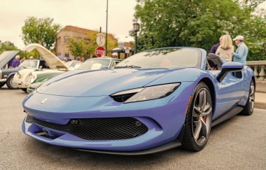 Chicago, Illinois - 29 Eylül 2024: Ferrari 296 GTS veya GTB mavi renk. Ferrari 296 GTS ya da GTB caddeye park etmiş. Köşeden bak. Lüks Ferrari 296 GTS veya Chicago 'da GTB