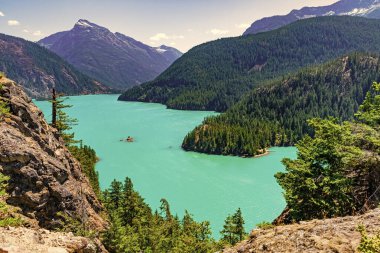 Doğa manzarası. Kuzey Cascades Ulusal Parkı 'ndaki Diablo Gölü. Diablo Gölü manzaralı. Dağ manzaralı Diablo gölü. Dağ tepesi ve Diablo gölü manzarası. Canlı doğa..