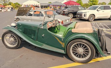 Chicago, Illinois, ABD - 08 Eylül 2024: MG TC Roadster 2 koltuklu spor üstü açılır araç, köşe manzaralı. Retro spor araba yeşil renk. Üstü açık MG TC araba. Chicago 'da MG TC