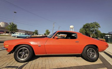 Park Ridge, Illinois, ABD - 21 Ağustos 2024: Chevy Camaro. Kırmızı araba otomobil fuarında, ön tarafta. Chevrolet Camaro 1970 spor araba. Chevrolet Camaro Z28 'in kırmızı arabası..