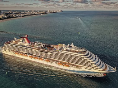 Miami, Florida, ABD - 24 Kasım 2024 Yaz Tatili Seyahati. Karnaval Gemi Hattı. Gemi turu ve deniz seyahati. Gemi Miami limanından kalkıyor. Karnaval Gezi Gezisi Gezisi Kutlaması.