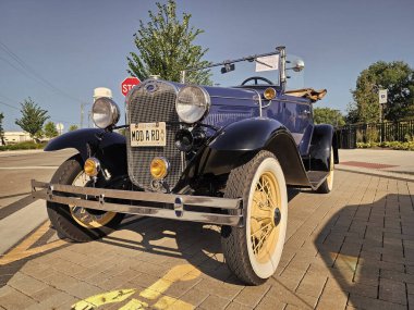 Park Ridge, Illinois, ABD - 21 Ağustos 2024: Ford 1927 üstü açık, roadster retro araba. Üstü açılabilen Ford A. Ford 'un klasik arabası. Otomobil fuarında park edilmiş Retro araba, ön manzara..
