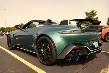Chicago, Illinois, ABD - 08 Eylül 2024 Aston Martin V8 Vantage F1 model üstü açılır araba, köşe manzaralı. Aston Martin V8 Vantage. Üstü açık Aston Martin V8 Vantage spor arabası