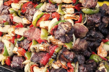 Et ve sebze kızartma tavasında. Geleneksel tavada et. Sebzeli kese. Ağır ateşte pişmiş et. Barbekü ızgarası. Mangalda ızgara et. Barbekü sokak yemeği. Arka bahçe barbeküsü.