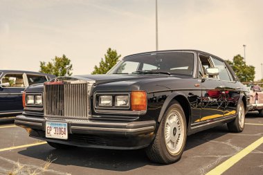Chicago, Illinois, ABD - 08 Eylül 2024 Rolls Royce Silver Spirit aracı, köşe manzaralı. Retro klasik araba. Rolls Royce Silver Spur arabası. Rolls Royce Silver Spirit Chicago 'nun siyah renginde