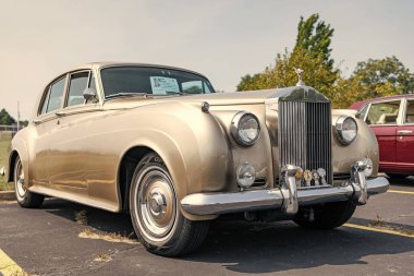 Chicago, Illinois, ABD - 08 Eylül 2024 Rolls Royce Silver Cloud III, köşe manzaralı araç. Eski model bir araba. Rolls Royce Gümüş Bulut arabası. Chicago 'da Rolls Royce Gümüş Bulut