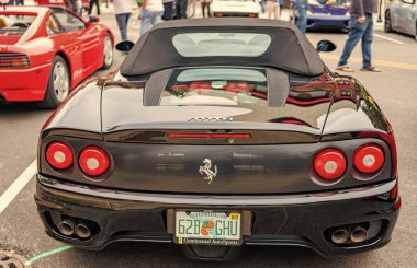 Chicago, Illinois - 29 Eylül 2024: Ferrari 360 Spider siyah rengi. Ferrari 360 caddeye park etmiş. Köşeden bak. Lüks Ferrari 360 Chicago 'da