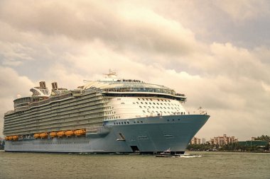 Gemi seyahati. Yaz tatilindeki deniz yolculuğunun havadan görünüşü. Gemi turu ve deniz seyahati. Lüks yolcu gemisi yolculuğunun havadan görünüşü. Gemi Miami sahil limanından ayrılıyor. Miami turu. Liman gezisi.