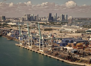 Miami, Florida - 4 Şubat 2025: Denizcilik. Miami Limanı. Miami 'deki kargo konteynır depoları, hava manzaralı. Nakliye konteynırı, denizcilik. Kargo konteynırlı Miami hava limanı.