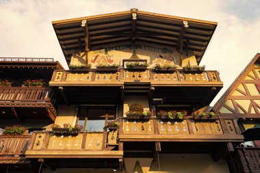 Leavenworth, Washington, ABD - 22 Temmuz 2024: Temalı caddesi olan Bavyera köyü Leavenworth, Washington. Eski kasabadaki ahşap Bavyera binası. Bavyera köyü. Ahşap balkonlu ev..