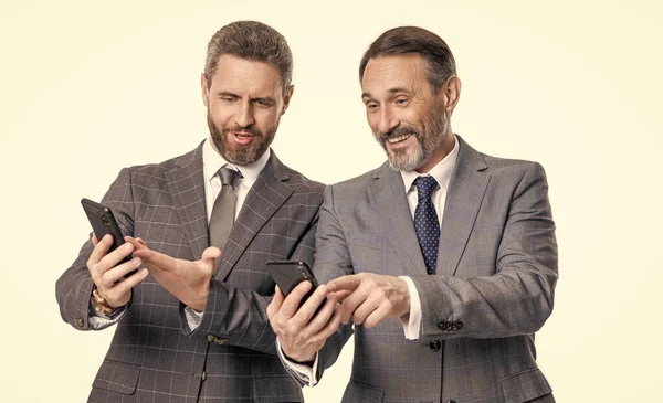 İş adamları telefonda görüşüyor. İşadamları beyazlara göre izole iş yapıyor. Alıkoyma oranı. Reyting. İşadamları faiz oranlarını kontrol ediyor.