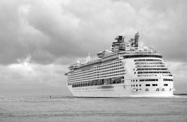 Gemi seyahati. Yaz tatilinde yolcu gemisine bakın. Denizde seyahat et. Yolcu gemisinde tatil. Lüks yolcu gemisi. Gemi limandan ayrılıyor. Deniz gezisi. Seyahat ve seyahat. Boşluğu kopyala.