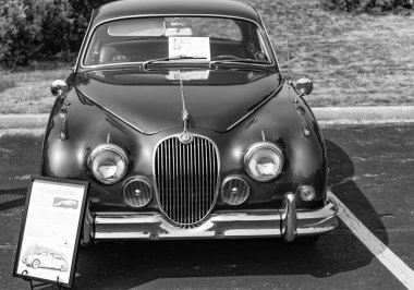 Chicago, Illinois, ABD - 08 Eylül 2024: Silver Vintage araba Jaguar S Tipi MK II 3.4 Liters retro spor araba, ön görüş. Retro spor araba. Şatafatlı Gümüş Vintage araba Jaguar S Tip 3.4 Liter mark 2 Chicago 'da