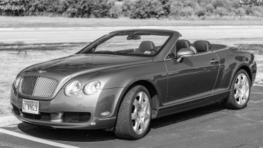 Chicago, Illinois, ABD - 08 Eylül 2024: 2007 Bentley Continental GTC üstü açık araba, köşe manzaralı. Lüks gri bir araba. Bentley Continental GTC arabası. Chicago 'da metalik gri Bentley Continental GTC