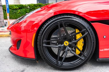 Miami, Florida, ABD - 13 Temmuz 2025: kırmızı spor araba, tekerlek manzaralı. Ferrari Portofino Gran Turismo spor araba. Lüks spor araba Ferrari Portofino Gran Turismo. Ferrari Portofino dışarıda park etmiş..