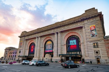 Kansas City, Missouri, ABD - 07 Ağustos 2025: Kansas City tren istasyonunun tarihi binası. Şehir manzarası. Kansas City 'deki Union İstasyonu. Mimari binalı şehir sokak manzarası.