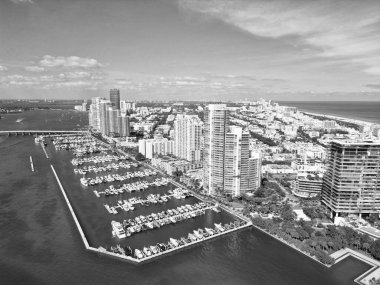 Miami güney sahili manzaralı. Yat kulübü. Marina Miami, Florida 'da. Biscayne Körfezi. Lüks yatı olan Miami marinası. Yaz tatili. Lüks Güney Sahili marinası. Lüks bir yat. Yelkenli topluluğu.