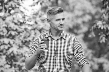 Kahve molasındaki iş adamı. İş adamı kahve fincanıyla rahatlıyor. CEO 'nun boş vakti var. İçki molası. Kahve içen bir iş adamı. Kahve molası. Dışarıdaki iş adamı. Sonbaharın tadını çıkarıyorum..