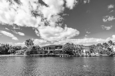 Lüks liman evi. Otel binası. Konut mimarisi. Modern bina. Panoramik rıhtım şehrinde bir apartman dairesi. Rıhtım manzaralı bir ev. Yazın tatil binası.