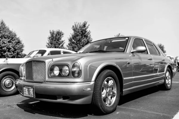 Chicago, Illinois, ABD - 08 Eylül 2024 Bentley Arnage Birkin klasik araç, köşe manzaralı. Klasik bir araba. Klasik Bentley Arnage Birkin arabası. Bentley Arnage Birkin Chicago 'da