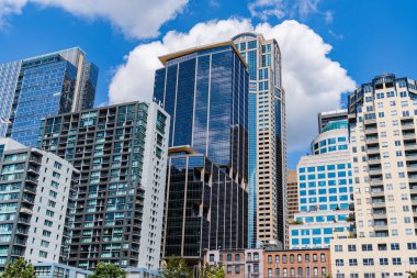 İş bölgesindeki gökdelen binasının manzarası. Gökdelenin şehir mimarisi. Şehir manzaralı bir şehir. Gökdelen şehir manzarası. Şehir merkezindeki modern şehir. İş şehri.