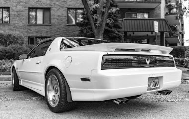 Chicago, Illinois - 29 Eylül 2024: 1992 Pontiac Firebird Trans Am GTA beyaz rengi. 1992 Pontiac Firebird Trans Am GTA 'sı sokağa park edilmiş. arka plan