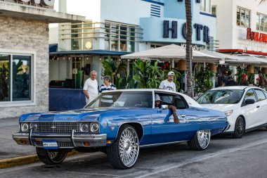 Miami, Florida, ABD - 07 Nisan 2025: Chevrolet Impala 'nın eski arabası yolda, köşe manzaralı. Chevrolet Impala 1958 model eski bir araba. Lüks Chevrolet Impala. Klasik araç.