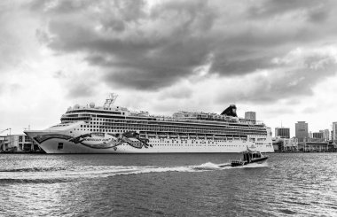 Miami, Florida, ABD - 4 Kasım 2024: gemi seyahati. Yaz tatilinde gemi turu. Gemi seyahati ve deniz seyahati. Lüks yolcu gemisi. Norveç yeşimi. Deniz tatili.