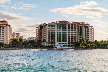 Fisher Adası 'nda lüks bir yat teknesi. Yaz tatili. Fisher Adası konut binası ve lüks yat teknesi. Miami 'deki Fisher Adası' nın gün batımı manzarası. Marinaya yüzen bir tekne..