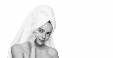 Makyajı sil. Güzellik rutini. Havluyla yüz temizleyen kadın derisi. Pamuk yumağıyla deriyi temizliyor. Cilt kozmetolojisi. Kaplıcada güzellik günü. Kadın pamuk pedi kullanıyor. Cilt bakımı. Boşluğu kopyala.