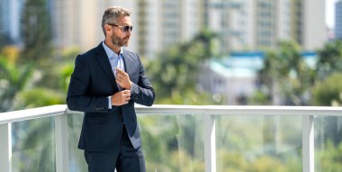 Profesyonel iş adamı takım elbise giyer. İşletme patronu. Başarılı bir iş. Başarı girişimci liderliği. İş molasında ofis müdürü. Başarılı iş adamı açık havada, afiş.