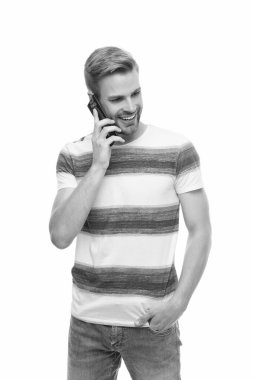 Ses bağlantısı. Adam akıllı telefonda konuşuyor. Telefon var. Mobil iletişim. İletişim. Akıllı telefondan konuşan adam beyazda izole edilmiş. Millennial Man 'in telefon görüşmesi var. İletişim becerileri.