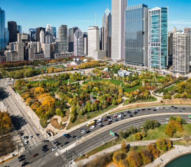 Autumn City Park manzarası. Şehir parkı olan şehir manzarası. Chicago 'nun yüksek binaları. Chicago şehir manzarası gökyüzü mimarisi. Gökdelen ve manzara. Chicago şehir manzarası. Chicago şehir parkı ve ufuk çizgisi.