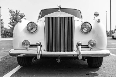 Chicago, Illinois, ABD - 08 Eylül 2024: Rolls Royce Silver Cloud III 1963 araç, ön görüş. Retro klasik araba. Rolls Royce Gümüş Bulut arabası. Chicago 'da Rolls Royce Gümüş Bulut