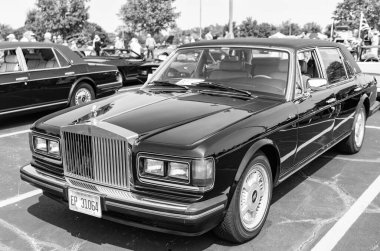 Chicago, Illinois, ABD - 08 Eylül 2024 Rolls Royce Silver Spirit aracı, köşe manzaralı. Retro klasik araba. Rolls Royce Silver Spur arabası. Rolls Royce Silver Spirit Chicago 'nun siyah renginde