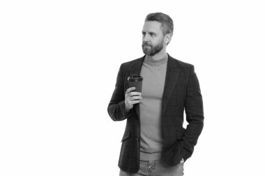 Kahve molasındaki iş adamı beyazla izole edilmiş. Kahveli iş adamı. İş yerinde mola veren bir adam. İş kahve zamanı. Uzay afişini kopyala. Espresso kahve..