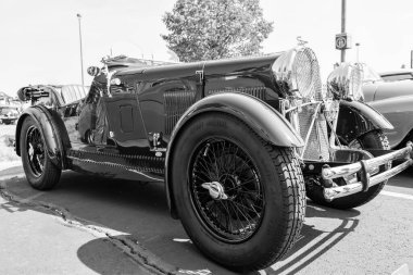 Chicago, Illinois, ABD - 08 Eylül 2024: Wolseley Hornet Roadster iki koltuklu spor üstü açık spor araba, köşe manzaralı. Retro spor araba yeşil renk. Üstü açık Wolseley Hornet arabası. Chicago 'da Wolseley Hornet